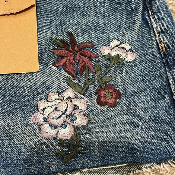 NWT!! Reformation Jeans - Charlie High Rise Jean Short in Fauna Embroidery - 26 - Picture 6 of 8